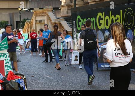 Sydney, Australie. 27 mars 2015. La Nouvelle Galles du Sud les élections auront lieu le samedi 28 mars. Les bureaux a déjà commencé pour ceux qui sont admissibles à un scrutin anticipé. Sur la photo est un isoloir à Sydney Town Hall. Crédit : Richard Milnes/Alamy Live News Banque D'Images
