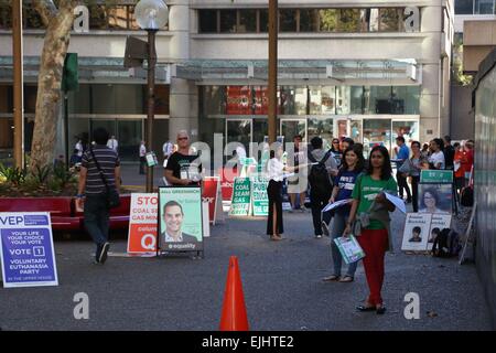 Sydney, Australie. 27 mars 2015. La Nouvelle Galles du Sud les élections auront lieu le samedi 28 mars. Les bureaux a déjà commencé pour ceux qui sont admissibles à un scrutin anticipé. Sur la photo est un isoloir à Sydney Town Hall. Crédit : Richard Milnes/Alamy Live News Banque D'Images