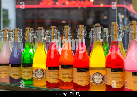 Les boissons gazeuses en bouteille de couleur vive, Paris, France Banque D'Images