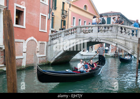 Les personnes bénéficiant de ride sur gondola sur Rio de Palazzo de Canonica Venise Italie près de Pont des Soupirs Banque D'Images