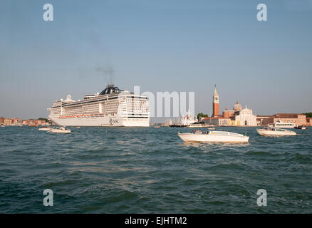 Navire de croisière MSC Preziosa vu de la Riva degli Schiavoni avec San Giogio derrière l'île et de la lancer dans la lagune Banque D'Images