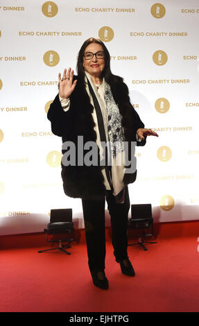 Berlin, Allemagne. Mar 25, 2015. La chanteuse grecque Nana Mouskouri arrive pour le dîner de charité de l'écho au restaurant grill royal à Berlin, Allemagne, 25 mars 2015. Photo : Jens Kalaene/dpa/Alamy Live News Banque D'Images