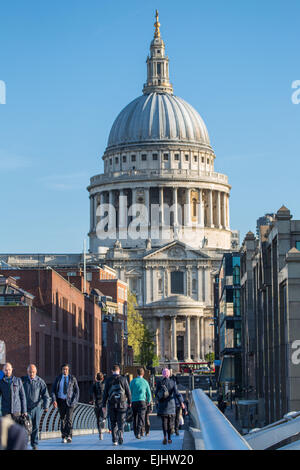 Les Londoniens d'aller travailler à l'échelle du Millennium Bridge, St Paul's en arrière-plan, Londres, Angleterre Banque D'Images