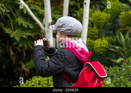 Jeune fille à prendre des photos dans le parc de St James, Londres, Angleterre Banque D'Images