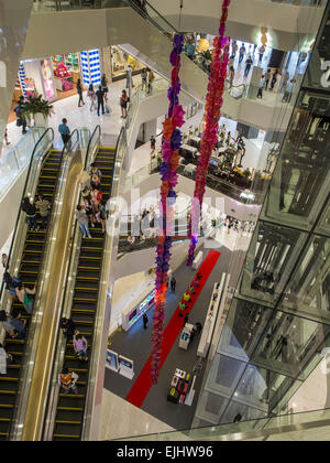 Bangkok, Bangkok, Thaïlande. Mar 27, 2015. Shoppers on escalators dans ''EmQuartier, '' un nouveau centre commercial à Bangkok. ''EmQuartier'' est l'ensemble de Sukhumvit Rd d'Emporium. Les deux centres commerciaux ont le même propriétaire de l'entreprise, le centre commercial Groupe, qui aurait passé 20milliards de baht (environ 600 millions de dollars US) sur le nouveau centre commercial et la rénovation de l'Emporium. EmQuartier et Emporium ont environ 450 000 mètres carrés de vente au détail, plusieurs hôtels, de nombreux restaurants, cinémas et de la plus grande chute d'eau par l'homme en Asie du sud-est. EmQuartier a célébré son ouverture le vendredi 27 mars. (Crédit Image : Banque D'Images