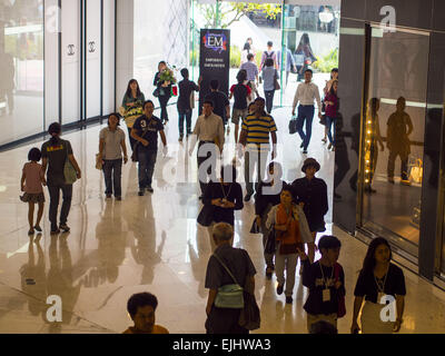 Bangkok, Bangkok, Thaïlande. Mar 27, 2015. Shoppers marcher dans ''EmQuartier, '' un nouveau centre commercial à Bangkok. ''EmQuartier'' est l'ensemble de Sukhumvit Rd d'Emporium. Les deux centres commerciaux ont le même propriétaire de l'entreprise, le centre commercial Groupe, qui aurait passé 20milliards de baht (environ 600 millions de dollars US) sur le nouveau centre commercial et la rénovation de l'Emporium. EmQuartier et Emporium ont environ 450 000 mètres carrés de vente au détail, plusieurs hôtels, de nombreux restaurants, cinémas et de la plus grande chute d'eau par l'homme en Asie du sud-est. EmQuartier a célébré son ouverture le vendredi 27 mars. (Crédit Image : © Jack Banque D'Images