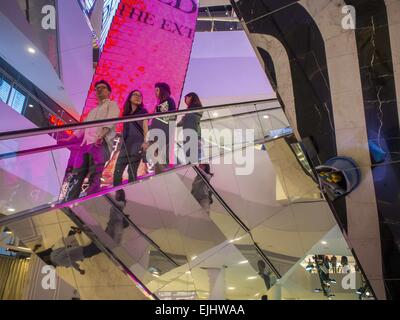 Bangkok, Bangkok, Thaïlande. Mar 27, 2015. Shoppers sur un escalator dans ''EmQuartier, '' un nouveau centre commercial à Bangkok. ''EmQuartier'' est l'ensemble de Sukhumvit Rd d'Emporium. Les deux centres commerciaux ont le même propriétaire de l'entreprise, le centre commercial Groupe, qui aurait passé 20milliards de baht (environ 600 millions de dollars US) sur le nouveau centre commercial et la rénovation de l'Emporium. EmQuartier et Emporium ont environ 450 000 mètres carrés de vente au détail, plusieurs hôtels, de nombreux restaurants, cinémas et de la plus grande chute d'eau par l'homme en Asie du sud-est. EmQuartier a célébré son ouverture le vendredi 27 mars. (Crédit Imag Banque D'Images