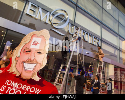 Bangkok, Bangkok, Thaïlande. Mar 27, 2015. Richard Branson a coupé la figure la promotion d'un club de santé vierge dans ''EmQuartier, '' un nouveau centre commercial à Bangkok. ''EmQuartier'' est l'ensemble de Sukhumvit Rd d'Emporium. Les deux centres commerciaux ont le même propriétaire de l'entreprise, le centre commercial Groupe, qui aurait passé 20milliards de baht (environ 600 millions de dollars US) sur le nouveau centre commercial et la rénovation de l'Emporium. EmQuartier et Emporium ont environ 450 000 mètres carrés de vente au détail, plusieurs hôtels, de nombreux restaurants, cinémas et de la plus grande chute d'eau par l'homme en Asie du sud-est. A célébré son EmQuartier Banque D'Images