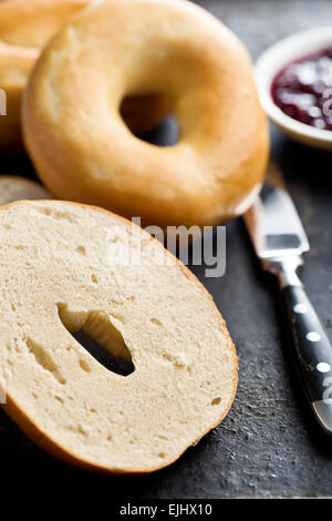 Bagels savoureux sur fond noir Banque D'Images