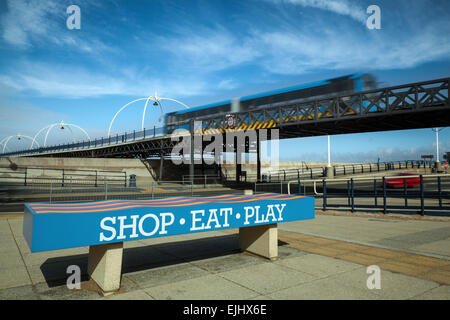 Pier chemins de fer à Southport, Merseyside Royaume-Uni.L'attraction touristique nord-ouest a fermé après Pâques en 2015.Le Blue Southport Pier train, un tramway articulé à deux sections, alimenté par batterie, sera vendu ou démonté.Le train, qui coûtait 300 000 £, a été installé sur la jetée le 25 juillet 2005.La jetée victorienne en fer semble incapable de supporter le poids du train.Le quai a été fermé en juillet 2013 en raison de fissures dans les supports. Banque D'Images