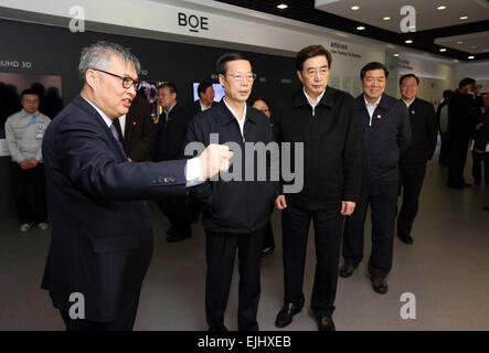 Tianjin, Chine. Mar 26, 2015. Le vice-Premier ministre chinois Zhang Jaili (2L, à l'avant) inspecte la BOE Technology Group Co., Ltd à Beijing, capitale de Chine, le 26 mars 2015. Zhang a fait une tournée d'inspection à Beijing, Tianjin et la Province du Hebei les 26 et 27 mars. © Yao Dawei/Xinhua/Alamy Live News Banque D'Images