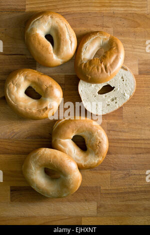 Bagels savoureux table en bois Banque D'Images