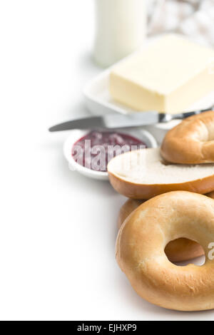 Bagels savoureux et confiture sur fond blanc Banque D'Images