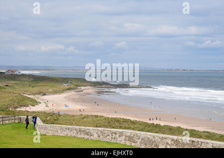 L'île sacrée, Lindisfarne, et plage de Bamburgh du château de Bamburgh. Banque D'Images