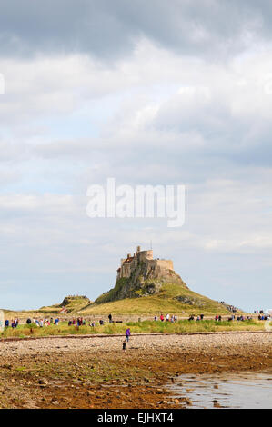 Quelques touristes à visiter Château de Lindisfarne. Banque D'Images