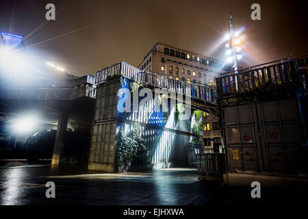 Cela a été prise à Londres, dans le quartier branché de South Bank, sur une nuit d'hiver pluvieuse. Banque D'Images