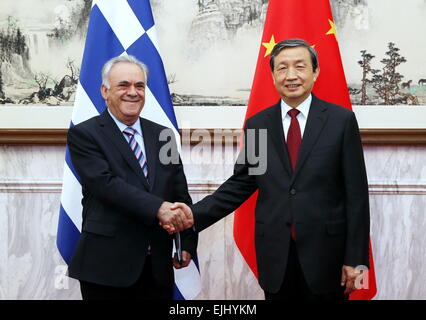 (150327) -- BEIJING, 27 mars 2015 (Xinhua) -- le vice-Premier ministre chinois Ma Kai (R) s'entretient avec le vice-Premier ministre grec Yiannis Dragasakis à Beijing, capitale de Chine, le 27 mars 2015. (Xinhua/Ju Peng)(mcg) Banque D'Images