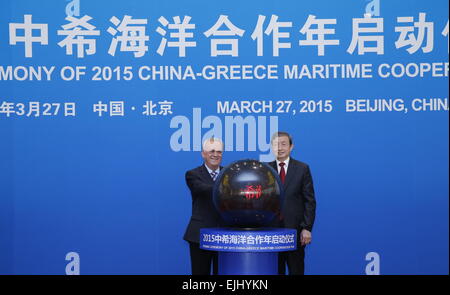 (150327) -- BEIJING, 27 mars 2015 (Xinhua) -- le vice-Premier ministre chinois Ma Kai (R) et vice-Premier ministre grec Yiannis Dragasakis assistera à la cérémonie d'ouverture de 2015 China-Greece la coopération maritime année à Beijing, capitale de Chine, le 27 mars 2015. (Xinhua/Ju Peng)(mcg) Banque D'Images