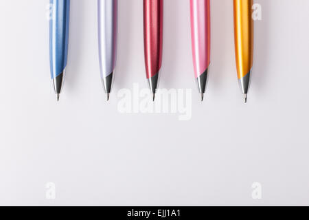 Les stylos à bille sur la table Banque D'Images