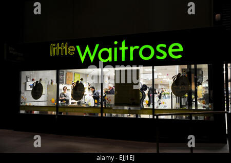 London England UK - Little Waitrose store la nuit à Victoria London Banque D'Images