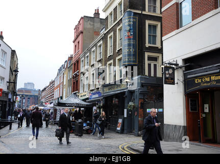 London UK - Les armes à Victoria pub Grafton London UK Banque D'Images