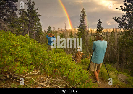 Ou01789-00...OREGON - photographes sur le sentier du canyon près de Lac Jack dans la forêt nationale de Deschutes. Banque D'Images