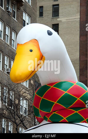 Le gonflage de ballons Canard Aflac le jour avant la 87e assemblée annuelle de Macy's Thanksgiving Day Parade, New York City, USA Banque D'Images