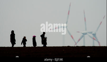 Lafferde brut, de l'Allemagne. Mar 26, 2015. Balades en famille dans un temps brumeux sur un chemin de campagne Cours des éoliennes près de Gross Lafferde, Allemagne, 26 mars 2015. Photo : Julian Stratenschulte/dpa/Alamy Live News Banque D'Images