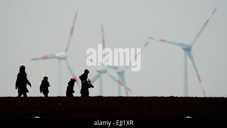 Lafferde brut, de l'Allemagne. Mar 26, 2015. Balades en famille dans un temps brumeux sur un chemin de campagne Cours des éoliennes près de Gross Lafferde, Allemagne, 26 mars 2015. Photo : Julian Stratenschulte/dpa/Alamy Live News Banque D'Images