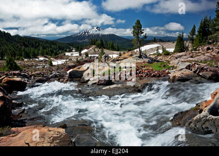 OREGON - Mount Bachelor à partir de deux chutes le long de sentiers en haut cassé trois Sœurs espace sauvage de la Forêt Nationale de Deschutes. Banque D'Images