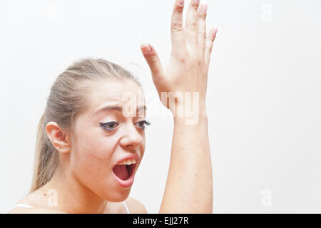 Fille d'un geste un peu battre dans son sens avant qu'elle avait oublié quelque chose et maintenant elle se souvient de ce que Banque D'Images