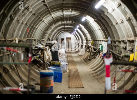 Salzgitter, Allemagne. Feb 17, 2015. Une vue sur le tunnel d'accès à l'avenir 'chacht référentiel nucléaire Konrad' dans Salzgitter, Allemagne, 17 février 2015. Chacht "Konrad" est destiné au stockage d'un maximum de 303000 mètres cubes de faible à moyennement radioactifs à une profondeur de 1000 mètres. Chacht "Konrad" est le seul établissement approuvé pour la repository jusqu'à présent. Photo : Spata Ole/dpa/Alamy Live News Banque D'Images