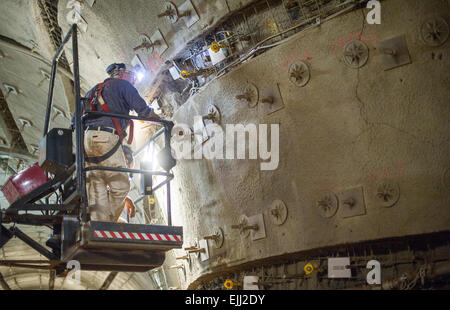 Salzgitter, Allemagne. Feb 17, 2015. Un géologue examine un point de mesure à l'avenir 'chacht référentiel nucléaire Konrad' dans Salzgitter, Allemagne, 17 février 2015. «Chacht Konrad' est une mine de minerai de fer désaffectée, destiné au stockage de jusqu'à 303000 mètres cubes de faible à moyennement radioactifs à une profondeur de 1000 mètres. Chacht "Konrad" est le seul établissement approuvé pour la repository jusqu'à présent. Photo : Spata Ole/dpa/Alamy Live News Banque D'Images