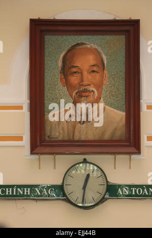 Intérieur de la Saigon bureau de poste avec un grand portrait de Ho Chi Minh. Ho Chi Minh était un leader révolutionnaire communiste vietnamien qui était premier ministre (1945-55) et président (1945-69) de la République démocratique du Vietnam (Vietnam du Nord). Crédit : David Mbiyu/ Alamy Live News Banque D'Images