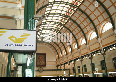 Intérieur de la Saigon bureau de poste avec un grand portrait de Ho Chi Minh. Crédit : David Mbiyu/ Alamy Live News Banque D'Images