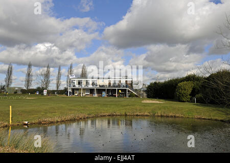 Vue sur l'étang au 18e trou pour le pavillon de Burnham-on-Crouch Angleterre Essex Golf Club Banque D'Images