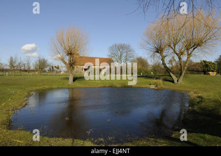 Vue sur l'étang sur le 1er trou à une petite église Burnham-on-Crouch Angleterre Essex Golf Club Banque D'Images