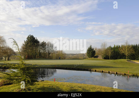 Vue sur étang pour le 18ème Green à Toot Hill Golf Club Ongar Angleterre Essex Banque D'Images