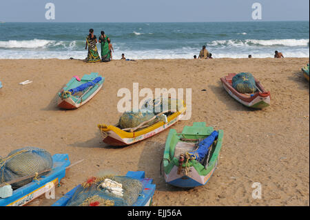 Dimanche temps dans la sérénité plage près de Pondicherry, Tamil Nadu, Inde. Banque D'Images