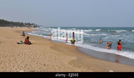 Dimanche temps dans la sérénité plage près de Pondicherry, Tamil Nadu, Inde. Banque D'Images