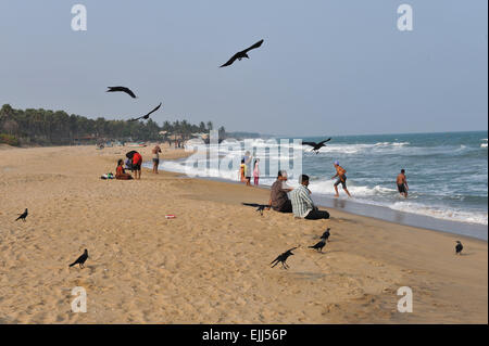 Dimanche temps dans la sérénité plage près de Pondicherry, Tamil Nadu, Inde. Banque D'Images