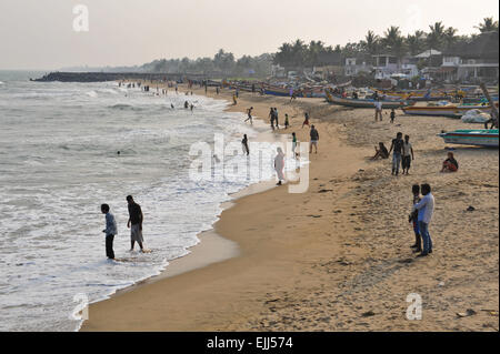 Dimanche temps dans la sérénité plage près de Pondicherry, Tamil Nadu, Inde. Banque D'Images