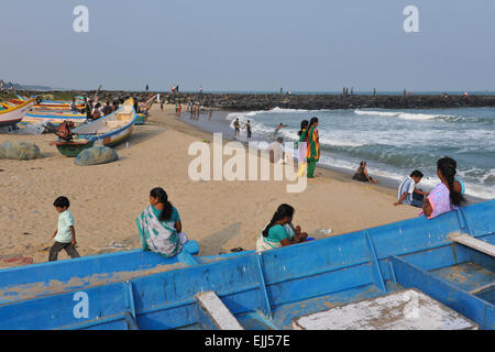 Dimanche temps dans la sérénité plage près de Pondicherry, Tamil Nadu, Inde. Banque D'Images