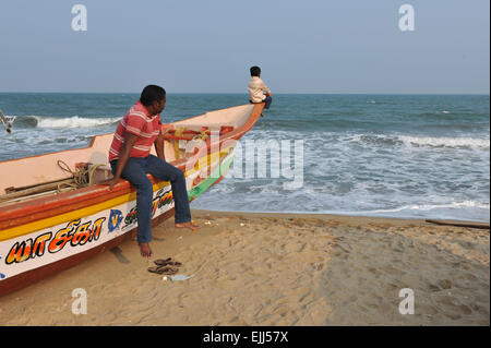 Dimanche temps dans la sérénité plage près de Pondicherry, Tamil Nadu, Inde. Banque D'Images