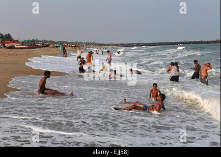 Dimanche temps dans la sérénité plage près de Pondicherry, Tamil Nadu, Inde. Banque D'Images