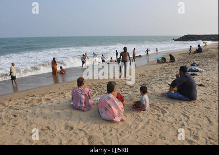 Dimanche temps dans la sérénité plage près de Pondicherry, Tamil Nadu, Inde. Banque D'Images