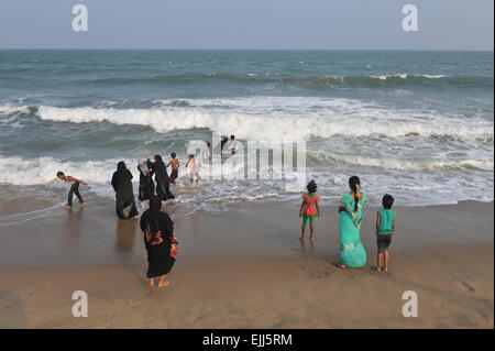 Dimanche temps dans la sérénité plage près de Pondicherry, Tamil Nadu, Inde. Banque D'Images