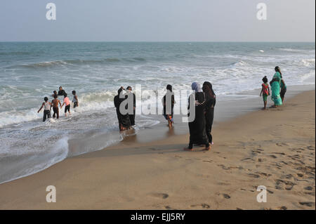 Dimanche temps dans la sérénité plage près de Pondicherry, Tamil Nadu, Inde. Banque D'Images