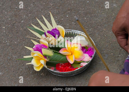 Offrant panier, Mother Temple de Besakih, le plus important, le plus important et le plus sacré de la religion indoue temple à Bali, Indonésie Banque D'Images