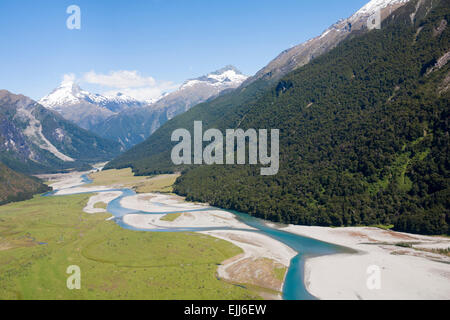 Vues de l'hélicoptère de Wilkin Valley & River et des pics de montagne de Mount Aspiring National Park, South Island, New Zealand Banque D'Images